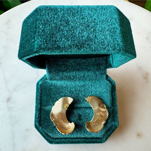 Vintage Avon Gold Tone Textured Wing Leaf Earrings - Picture 1 of 4